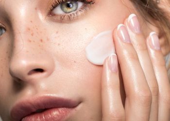 რომელი ვიტამინი უნდა წავისვათ სახეზე ახალგაზრდობის შესანარჩუნებლად