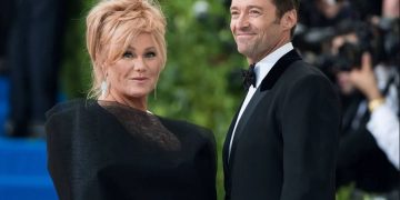 “მთელი ამ წლების მანძილზე, ის გეი იყო” – ჰიუ ჯეკმენის ცოლმა ჭორებს უპასუხა