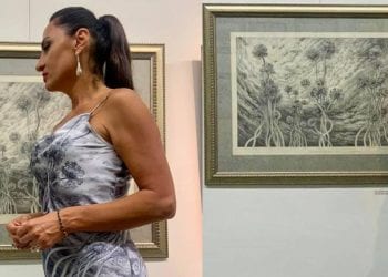 მწერალმა თეონა დოლენჯაშვილმა ხახვის ყვავილებიანი პრინტით ყველას ყურადღება მიიქცია