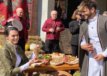 “ირინა ლამაზი დედოფალი იყო” – რისთვის მოირგეს რატი დურგლიშვილმა და ირინა ონაშვილმა ეროვნული სამოსი