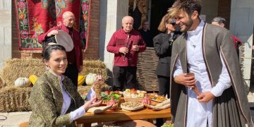 “ირინა ლამაზი დედოფალი იყო” – რისთვის მოირგეს რატი დურგლიშვილმა და ირინა ონაშვილმა ეროვნული სამოსი