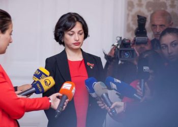 “წარმოუდგენლად დაიძაბა ვითარება ჩვენს გარშემო… მეც დედა ვარ…“- რატომ უწევს ნინო სურგულაძეს ქვეყნის დატოვება?