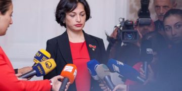 “წარმოუდგენლად დაიძაბა ვითარება ჩვენს გარშემო… მეც დედა ვარ…“- რატომ უწევს ნინო სურგულაძეს ქვეყნის დატოვება?