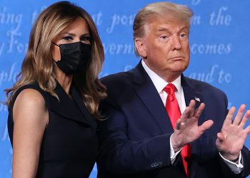 მელანია ტრამპის პირველი გამოჩენა დაინფიცირების შემდეგ – აშშ-ს პირველი ლედის ქმრისადმი უსიამოვნო მოქცევას ქსელში განიხილავენ