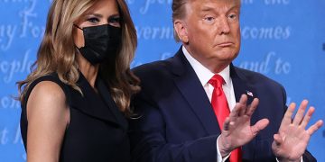 მელანია ტრამპის პირველი გამოჩენა დაინფიცირების შემდეგ – აშშ-ს პირველი ლედის ქმრისადმი უსიამოვნო მოქცევას ქსელში განიხილავენ