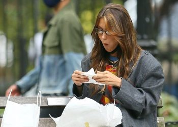 ბელა ჰადიდი პარკში უხერხულ მომენტში დააფიქსირეს