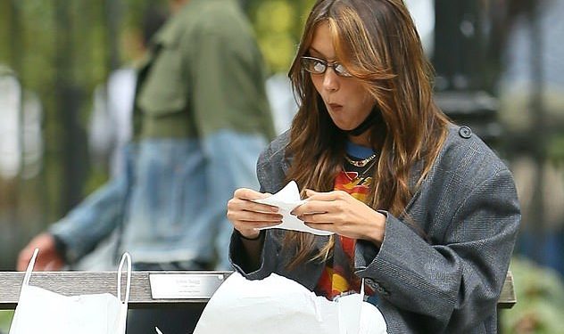 ბელა ჰადიდი პარკში უხერხულ მომენტში დააფიქსირეს