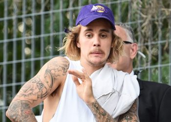 ჯასტინ ბიბერი ფანებს აკრიტიკებს, რომლებიც მუდმივად სახლთან ელოდებიან