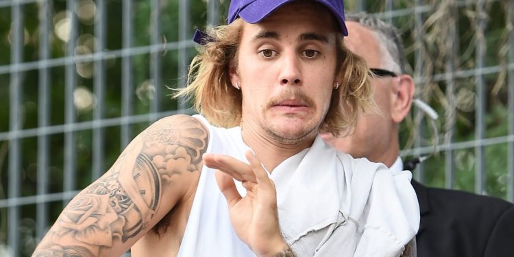 ჯასტინ ბიბერი ფანებს აკრიტიკებს, რომლებიც მუდმივად სახლთან ელოდებიან