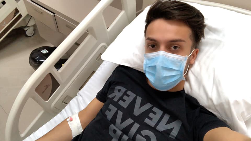 “დედისგან დავინფიცირდი” – რატომ გადის სახლში მკურნალობას კოვიდდადებითი მომღერალი