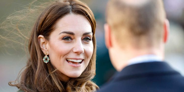 რა ღირს კეიტ მიდლტონის იაფფასიანი კაბა, რომლითაც ჰერცოგინიამ მსოფლიო აალაპარაკა