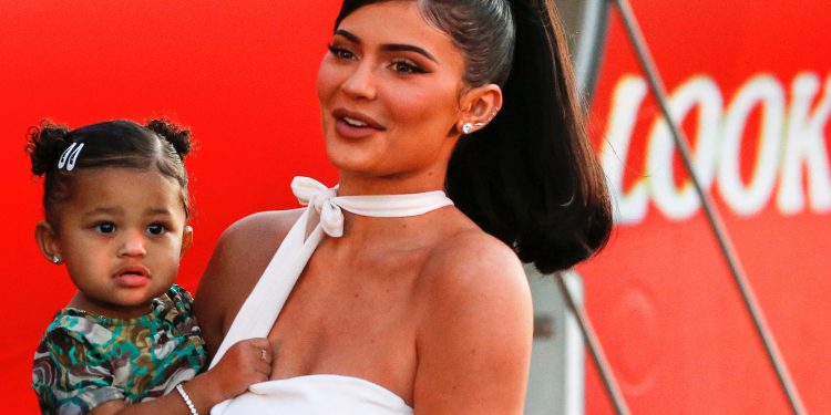 კაილი ჯენერიმ 2 წლის ქალიშვილს ბაღში წასასვლელად 12 ათას დოლარიანი ჩანთა უყიდა