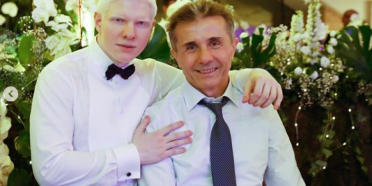 ბერა ივანიშვილი საარჩევნო უბანზე მეუღლის გარეშე მივიდა