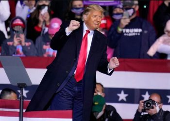 დონალდ ტრამპის ცეცხლოვანი ცეკვა ამომრჩეველთან შეხვედრისას