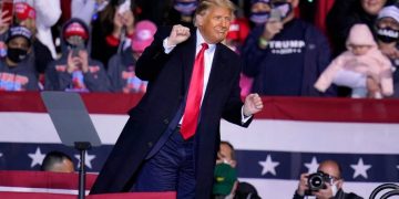 დონალდ ტრამპის ცეცხლოვანი ცეკვა ამომრჩეველთან შეხვედრისას