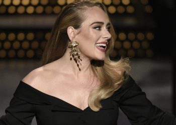 ადელმა დაკლებულ კილოგრამებზე პირდაპირ ეთერში იხუმრა