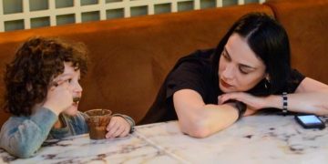 როგორ ავარჯიშებს ნანკა კალატოზიშვილი შვილს “ლ”-ს გამოთქმაში