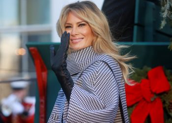 მელანია ტრამპს საშობაო ნაძვის ხის მიღებაზე BALENCIAGA-ს პალტო ეცვა