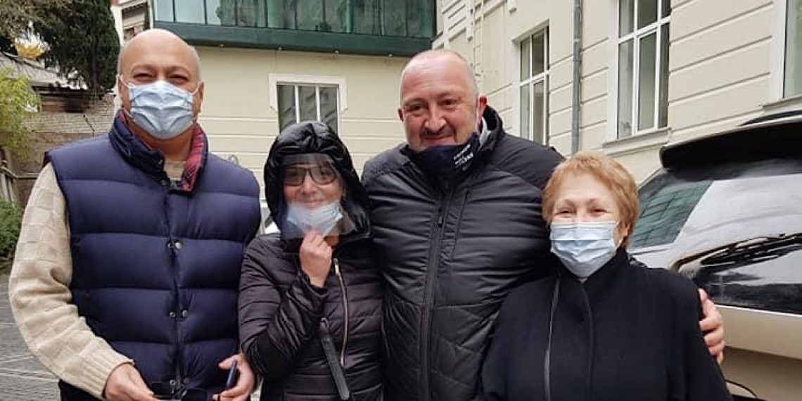 გიორგი მარგველაშვილი შვილიშვილის მოლოდინში – ფოტოები სამშობიაროს ეზოდან