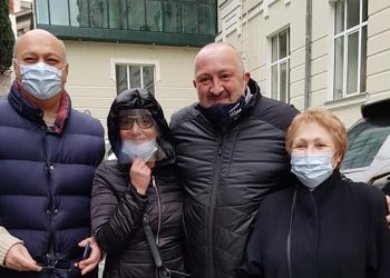 გიორგი მარგველაშვილი შვილიშვილის მოლოდინში – ფოტოები სამშობიაროს ეზოდან