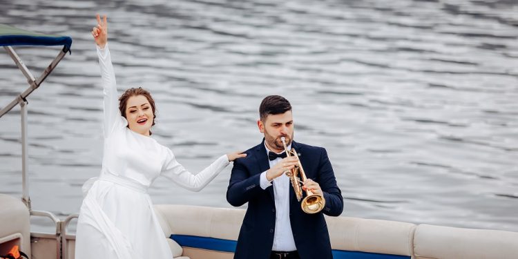 სიყვარულს პანდემია ვერ შეაფერხებს – ქართველი წყვილის ულამაზესი ქორწილი სტუმრების გარეშე შაორის ტბაზე