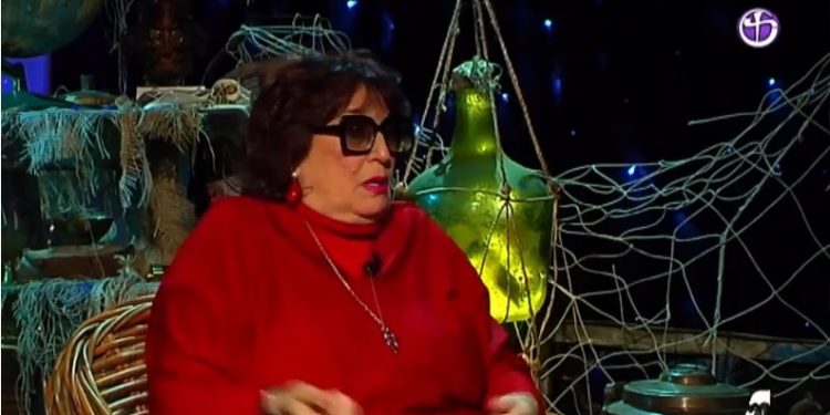 “მაშინ შენ თავს იცავდი თუ ლოგინში როცა უწვებოდი კარიერაზე ფიქრობდი?”