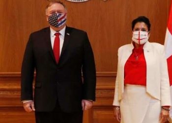 “ნახეთ, როგორ უხდება სალომე ზურაბიშვილის “ლუქი” პომპეოს წითელ ჰალსტუხს!” – პრეზიდენტი ისევ დროშის ფერებშია