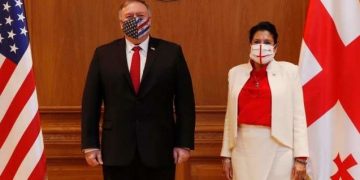 “ნახეთ, როგორ უხდება სალომე ზურაბიშვილის “ლუქი” პომპეოს წითელ ჰალსტუხს!” – პრეზიდენტი ისევ დროშის ფერებშია