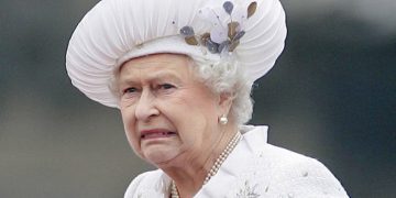 დედოფალი გაქურდეს და ნივთები eBay-ზე გაყიდეს