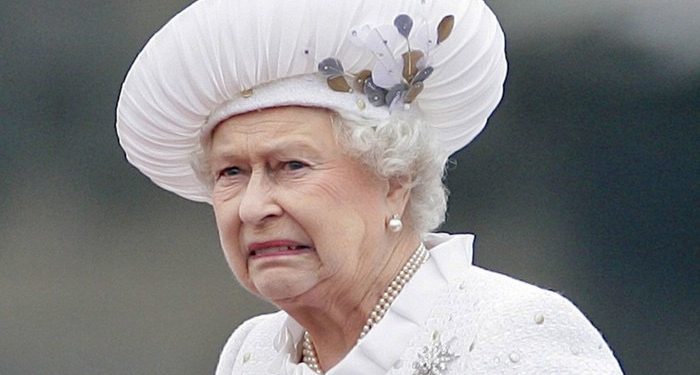 დედოფალი გაქურდეს და ნივთები eBay-ზე გაყიდეს