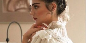 ოქროსფერი ირმები, ბაფთები და თეთრი ბუშტები – ჯანეტ ქერდიყოშვილმა ჯადოსნური ნაძვის ხე ააწყო