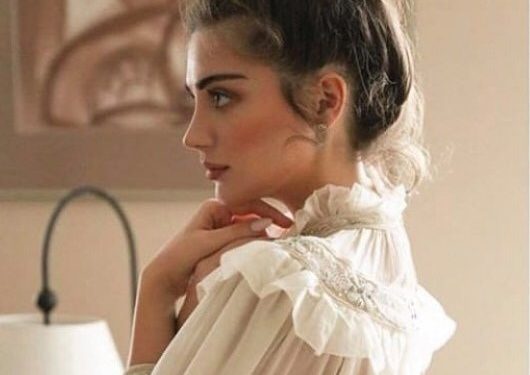 ოქროსფერი ირმები, ბაფთები და თეთრი ბუშტები – ჯანეტ ქერდიყოშვილმა ჯადოსნური ნაძვის ხე ააწყო