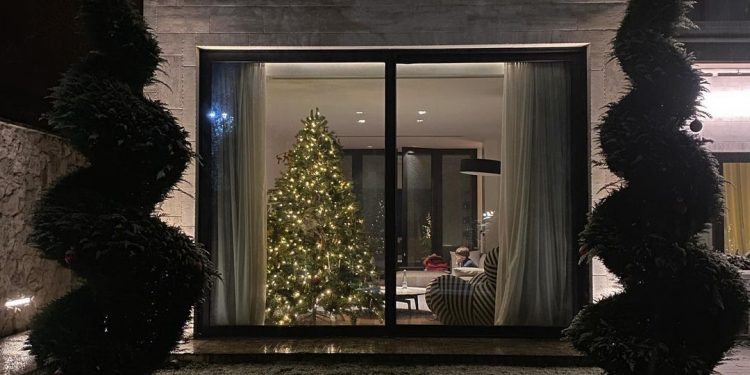 კახი კალაძის და ანუკა არეშიძის საახალწლოდ მორთული სახლი (ფოტოები)