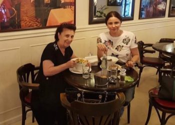 “გუშინ დილით მივაბარეთ მიწას, დოდო მამიდა ჩემთვის მეორე დედა იყო” – ია ფარულავა ამერიკაში კორონავირუსით გარდაცვლილ მამიდაზე