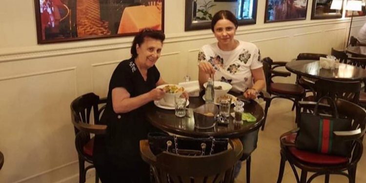 “გუშინ დილით მივაბარეთ მიწას, დოდო მამიდა ჩემთვის მეორე დედა იყო” – ია ფარულავა ამერიკაში კორონავირუსით გარდაცვლილ მამიდაზე