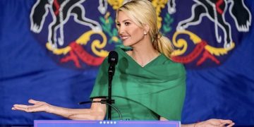 კაბა, რომლის გამოც ივანკა ტრამპი კრიტიკის ქარცეცხლში მოექცა