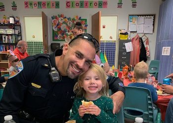 პოლიციელმა ბავშვი ჯერ მოძალადეებისგან იხსნა, შემდეგ კი იშვილა