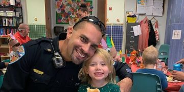 პოლიციელმა ბავშვი ჯერ მოძალადეებისგან იხსნა, შემდეგ კი იშვილა