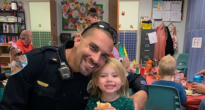 პოლიციელმა ბავშვი ჯერ მოძალადეებისგან იხსნა, შემდეგ კი იშვილა