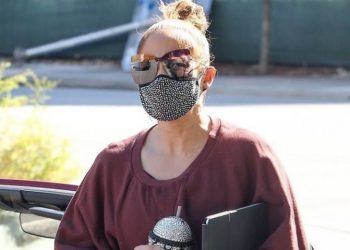 ჯენიფერ ლოპესი სავარჯიშო დარბაზში ძვირადღირებული ჩანთით დადის