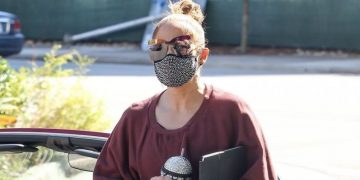 ჯენიფერ ლოპესი სავარჯიშო დარბაზში ძვირადღირებული ჩანთით დადის