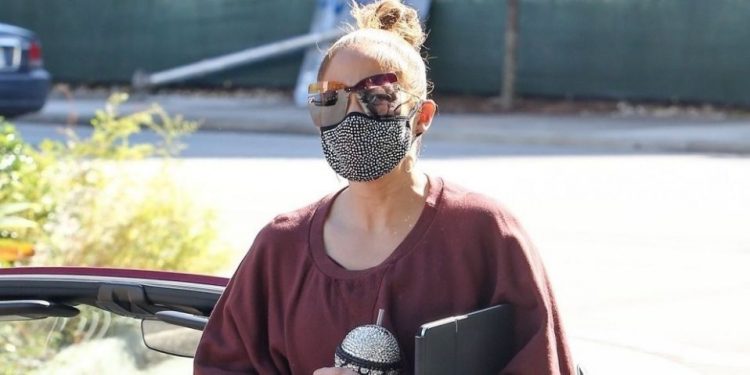 ჯენიფერ ლოპესი სავარჯიშო დარბაზში ძვირადღირებული ჩანთით დადის