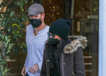 სამეფო წყვილი ბევერლი ჰილზზე სამედიცინო ცენტრთან შენიშნეს – რას წერენ ქსელში მეგან მარკლის შესახებ