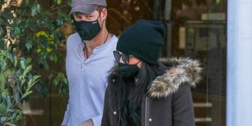 სამეფო წყვილი ბევერლი ჰილზზე სამედიცინო ცენტრთან შენიშნეს – რას წერენ ქსელში მეგან მარკლის შესახებ