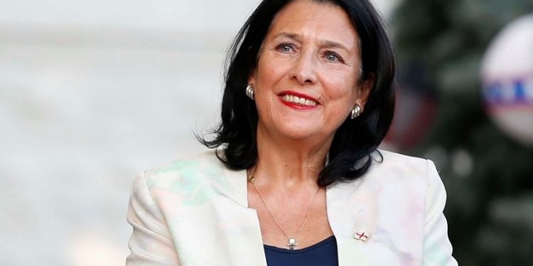 “როგორც იქნა შევხვდით ერთმანეთს, მარიამ” – პრეზიდენტი შვილიშვილის პირველ ფოტოს აქვეყნებს