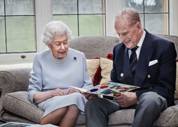 დედოფალმა ელიზაბეტმა და პრინცმა ფილიპემ ვაქცინაცია გაიკეთეს