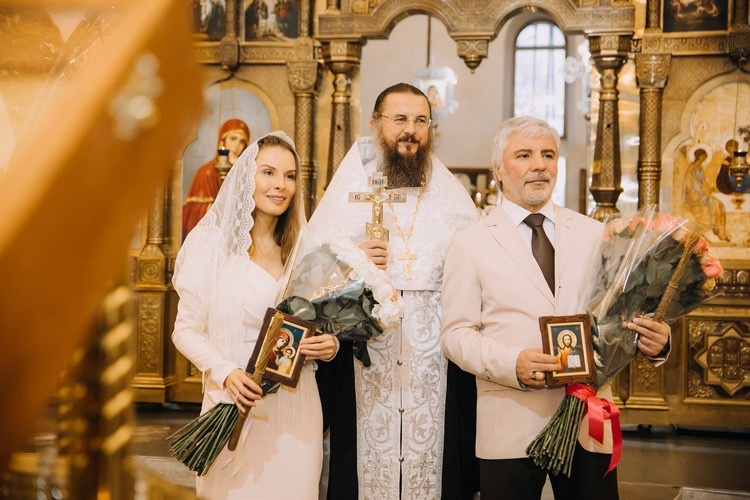 კადრები სოსო პავლიაშვილის ჯვრისწერიდან – რა აჩუქა ცოლისძმამ ვარსკვლავს და რატომ იტირა მან ტაძარში?