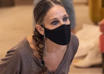 სარა ჯესიკა პარკერი ფეხსაცმლის მაღაზიაში პროდუქციას თავად ყიდის