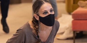 სარა ჯესიკა პარკერი ფეხსაცმლის მაღაზიაში პროდუქციას თავად ყიდის