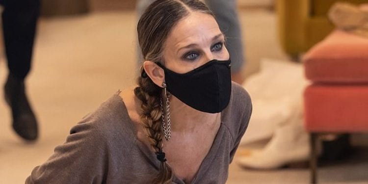 სარა ჯესიკა პარკერი ფეხსაცმლის მაღაზიაში პროდუქციას თავად ყიდის